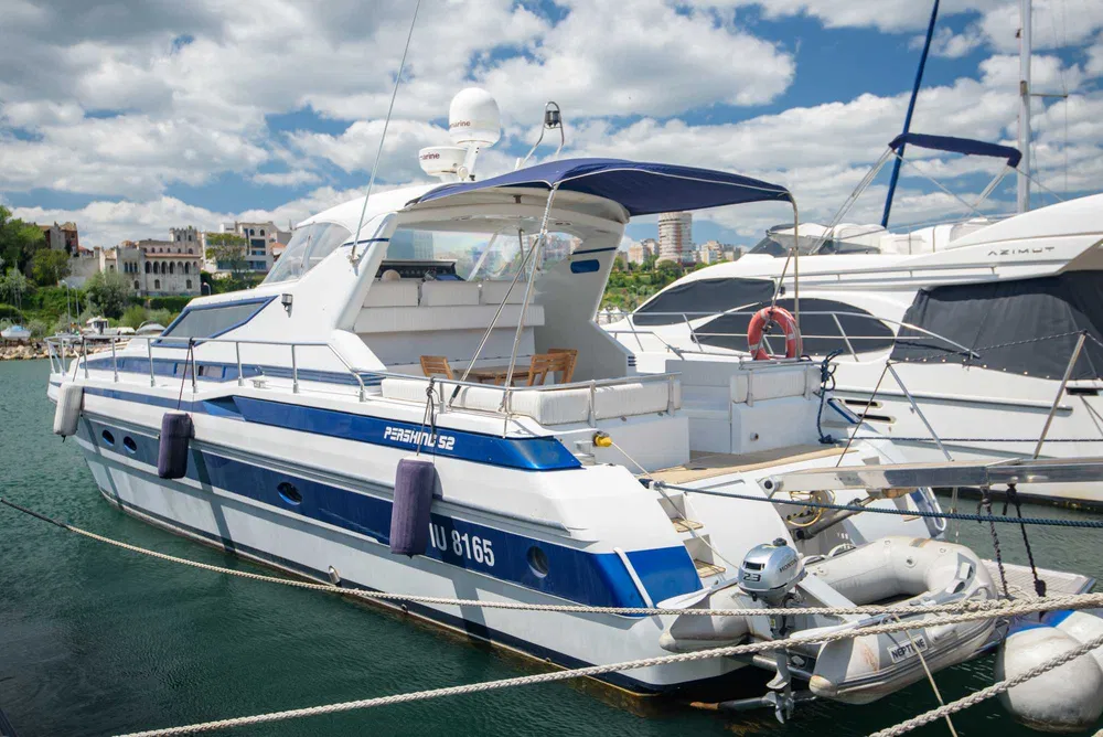 Yacht Pershing 52, 16m lungime, 3 dormitoare, 3 bai