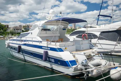 Yacht Pershing 52, 16m lungime, 3 dormitoare, 3 bai